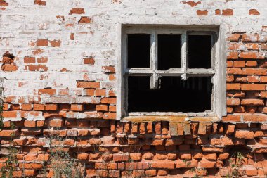 Harap olmuş bir evin penceresi