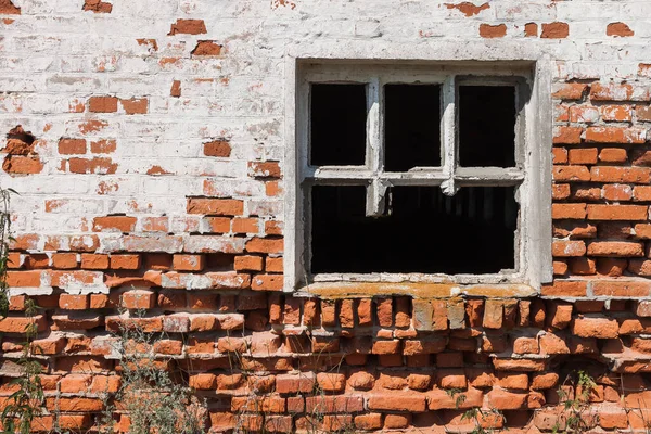 Harap olmuş bir evin penceresi