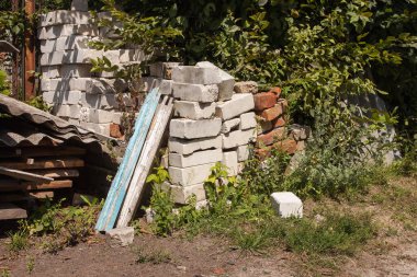 Arka bahçede eski beyaz tuğlalar var.