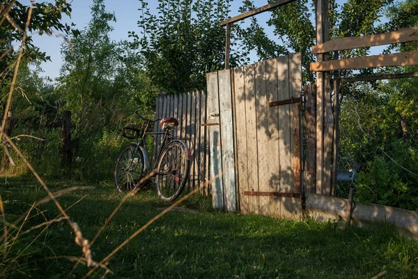 Старий Велосипед Припаркований Біля Дерев Яного Паркану Сільський Мотив — стокове фото