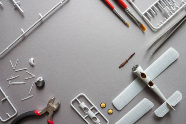 Uçak uçağının modelini detaylarıyla ölçeklendir. Plastik montaj kiti. Üst Manzara. Boşluğu kopyala