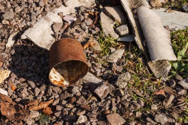 Paslı teneke kutu yerde yatıyor.