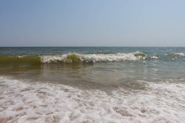 Deniz manzaralı. Güneşli bir günde Karadeniz 'in büyük ve fırtınalı dalgaları. Küçük alan derinliği