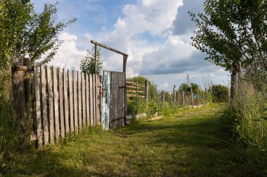 Eski ahşap bir çit. Kırsal avlu