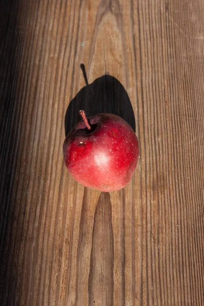 Une Pomme Rouge Repose Sur Une Surface Bois — Photo