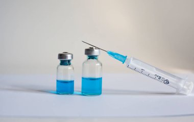 Koronavirüs enfeksiyonunun önlenmesi, aşılanması ve tedavisi için aşı ve şırınga enjeksiyonu