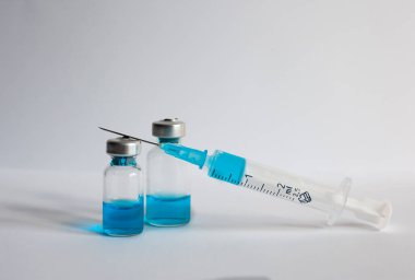 Koronavirüs enfeksiyonunun önlenmesi, aşılanması ve tedavisi için aşı ve şırınga enjeksiyonu