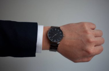 Zaman, Zaman Kontrol, Acil. Gri bir arkaplanda izole edilmiş.