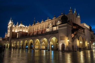 Krakow, Polonya - 18 Temmuz 2016: Ana meydanda geceleri birçok ışıkla aydınlatılan pazar binası