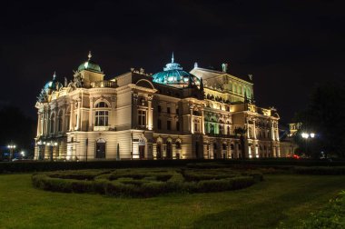 Krakow, Polonya - 18 Temmuz 2016: Aydınlatılmış tiyatro ve opera binası