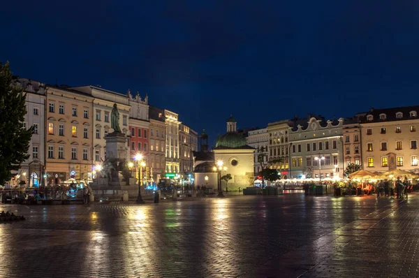 Krakkó Lengyelország 2016 Július Éjszakai Kilátás Megvilágított Főtérre Sok Régi — Stock Fotó