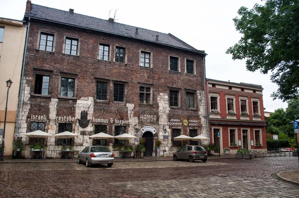 波兰克拉科夫 2016年7月18日 犹太人城镇中心有几家商店和餐馆的旧砖屋 — 图库照片