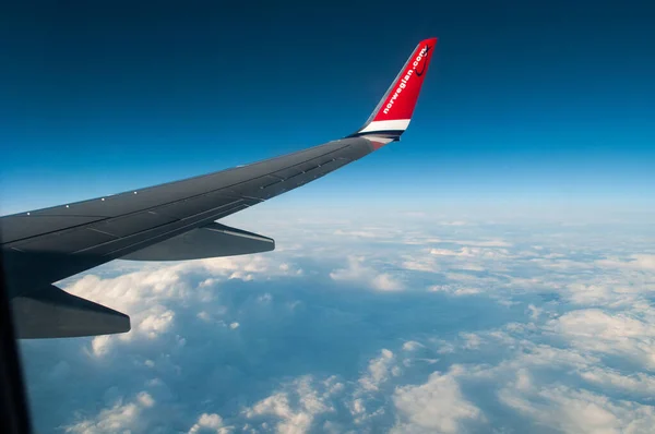 Roter Flügel Eines Flugzeugs Der Norwegian Airlines — Stockfoto