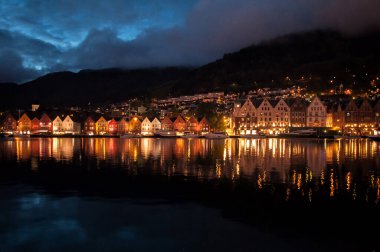Bergen, Norveç - 21 Mayıs 2016: Bergen şehir merkezindeki aydınlatılmış ahşap evlerin akşam manzarası