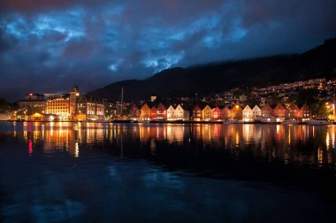 Bergen, Norveç - 21 Mayıs 2016: Bergen şehir merkezindeki aydınlatılmış ahşap evlerin akşam manzarası