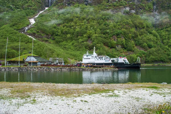 Sognefjord Noruega Mayo 2016 Crucero Amarrado Pequeño Puerto Estrecho Profundo —  Fotos de Stock
