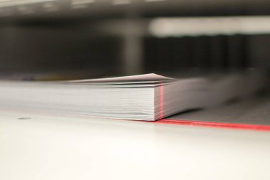Büyük profesyonel bir dijital yazıcıda el ilanı kesme