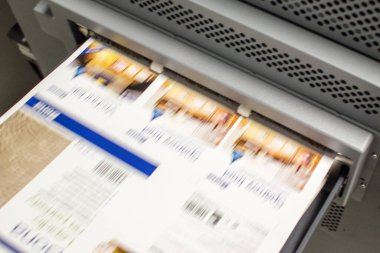 Brno, Çek Cumhuriyeti - 14 Temmuz 2016: Büyük profesyonel dijital yazıcıda el ilanları