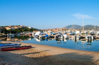 Porto Rotondo - 06 Ağustos 2012: Korsika adasındaki Porto Rotondo limanındaki tekneler ve boş bir plaj