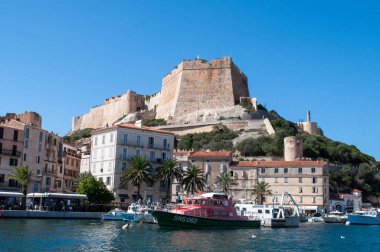 Bonifacio, Fransa - 13 Ağustos 2012: Korsika adasındaki Bonifacio kasabasında limanın üzerinde yükselen bir şatosu olan kayalar