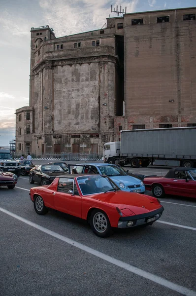 Livorno Italien August 2012 Ein Alter Roter Sportwagen Wartet Hafen — Stockfoto