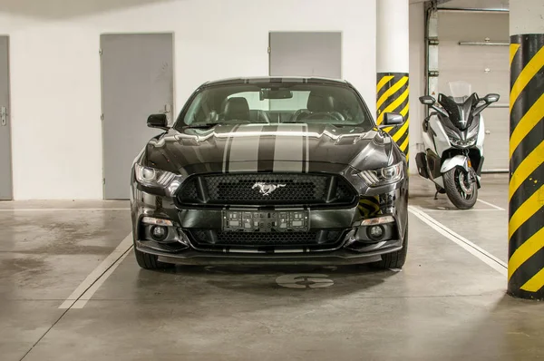 Brno Srpna 2021 Černý Sportovní Vůz Ford Mustang Zaparkovaný Garáži — Stock fotografie