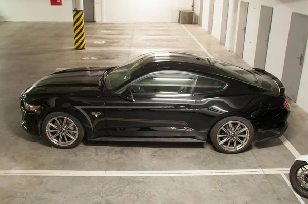 Brno Srpna 2021 Černý Sportovní Vůz Ford Mustang Zaparkovaný Garáži — Stock fotografie
