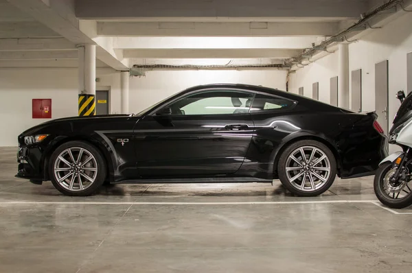 Brno Srpna 2021 Černý Sportovní Vůz Ford Mustang Zaparkovaný Garáži — Stock fotografie