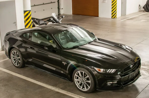 Brno Srpna 2021 Černý Sportovní Vůz Ford Mustang Zaparkovaný Garáži — Stock fotografie