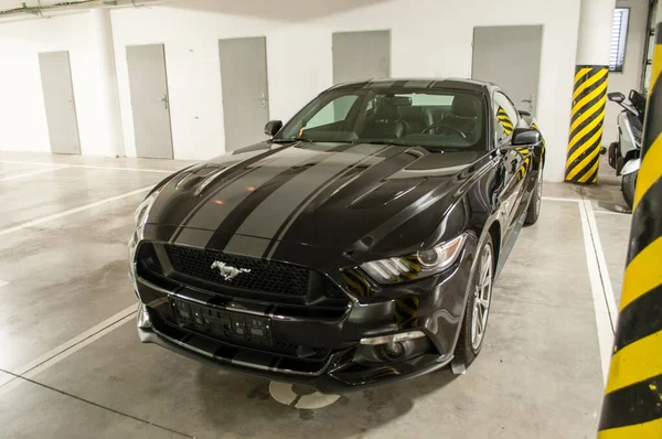 Brno Srpna 2021 Černý Sportovní Vůz Ford Mustang Zaparkovaný Garáži — Stock fotografie