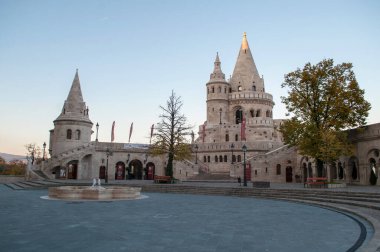 Budapeşte 'deki Balıkçı Kalesi' nin güzel tarihi binası batan güneşle aydınlatılan kuleleri gösteriyordu.