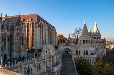 Budapeşte 'deki Balıkçı Kalesi' nin güneş gören kuleleri. Eski bir kilise ve yeni cam bir bina.