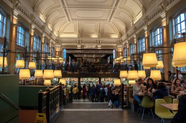 Budapeşte, Macaristan - 09 Ekim 2012: Budapeşte 'deki tarihi istasyon binasında McDonald' s fast food restoranı