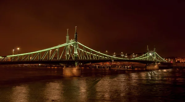 Budapest Magyarország 2012 Október Éjszakai Kilátás Vasszabadság Hídra Budapesten Tükröződik — Stock Fotó