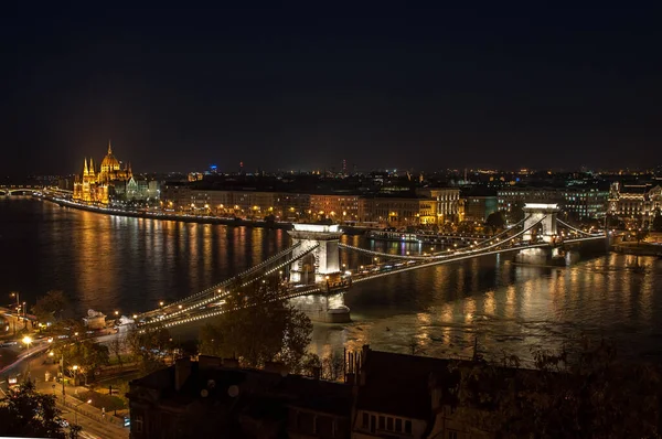 Budapeszt Węgry Października 2012 Widok Nocny Stary Napromieniowany Most Łańcuchowy — Zdjęcie stockowe