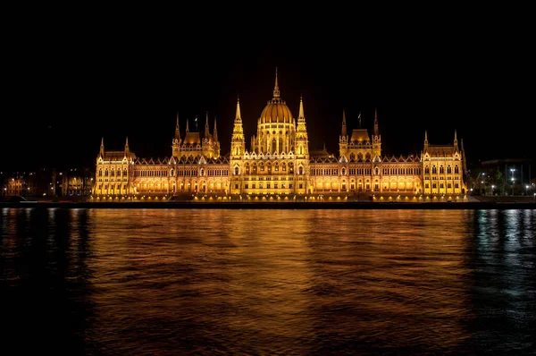 Будапешт Венгрия Октября 2012 Ночной Вид Набережной Парламент Будапешта Отраженный — стоковое фото