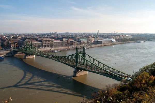 Днем Вид Солнечный Город Будапешт Венгрия Рекой Дунай Пересеченный Зеленым — стоковое фото
