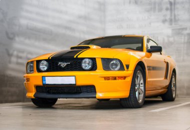 Brno, Çek Cumhuriyeti - 05 Kasım 2021: Sarı Amerikan spor arabası Ford Mustang GT garajda park halinde.