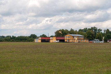 Küçük bir havaalanı binası (Sobslav, Çek Cumhuriyeti) bir hangar, bir çim pisti ve küçük beyaz bir uçağı vardır..