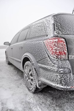 Liberec, Çek Cumhuriyeti - 29 Aralık 2011: Yoğun bir siste kışın bir otoparkta tamamen donmuş ve karla kaplı yolcu vagonu