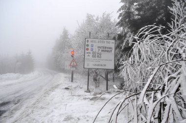 Buzlu tabelası olan karlı yol - Jested, Liberec, Çek Cumhuriyeti