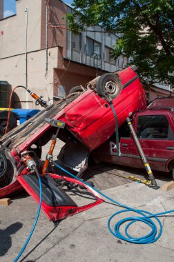 Brno, Çek Cumhuriyeti - 26 Mayıs 2012: İki kırmızı arabanın ciddi araba kazası. İtfaiyeciler müdahale etmeye başladı bile..