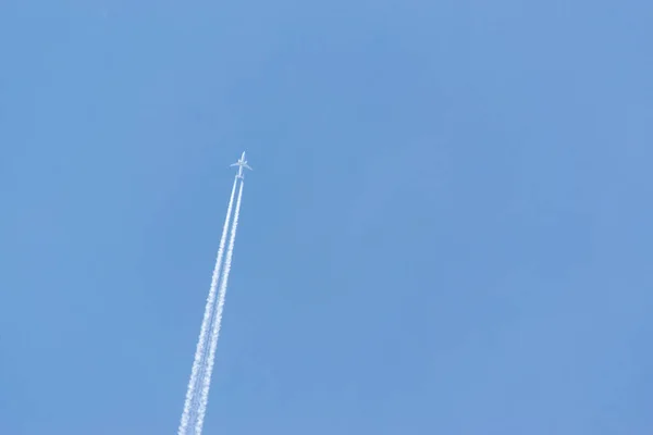 White Jet Plane Flies High Blue Sky Leaves White Trail — Stock Photo, Image