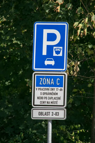 Paralı park yeri hakkında bilgi içeren mavi yol işareti