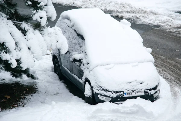 Coche Cubierto Nieve Recién Caída Durante Una Tormenta Nieve Ciudad — Foto de Stock