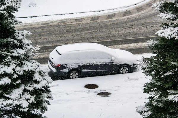 Coche Cubierto Nieve Recién Caída Durante Una Tormenta Nieve Ciudad — Foto de Stock