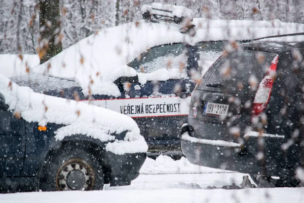 Vehículo Azul Policía Está Estacionamiento Cubierto Nieve Skoda Octavia Policía — Foto de Stock