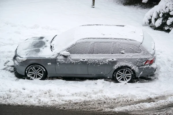 Coche Cubierto Nieve Recién Caída Durante Una Tormenta Nieve Ciudad — Foto de Stock