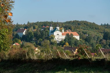 Brno yakınlarındaki Vranov köyünde büyük bir barok kilisesi. Tepenin altındaki kilisede, ormanların arasında..