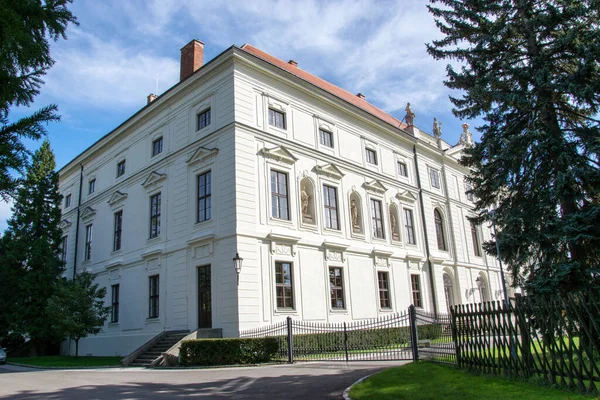 Barokní Zámek Idlochovice Století Zámecký Park Velká Bílá Historická Budova — Stock fotografie